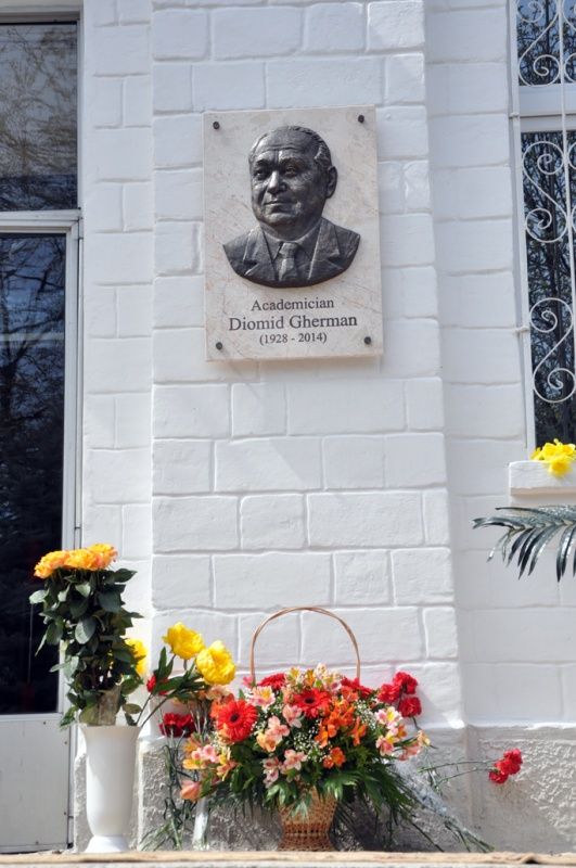 Academicianul Diomid Gherman - înveşnicit pe un basorelief Academicianul Diomid Gherman - înveşnicit pe un basorelief